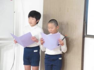 発表する4年生