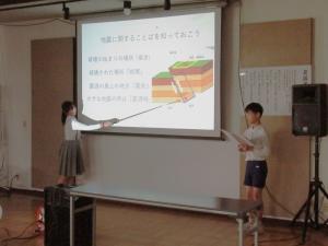 発表する5，6年生