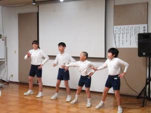 ダンスを踊る児童