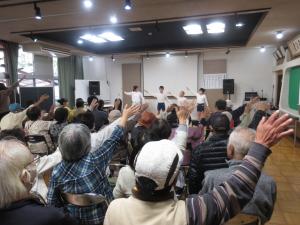 会場の皆さんと踊る児童