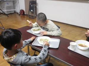 うどんを食べる児童