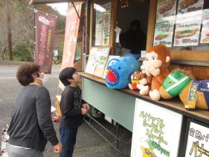 たこ焼きを買う児童