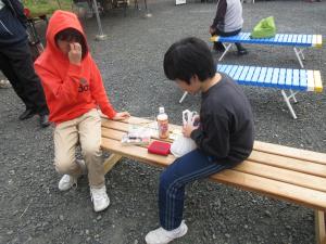 やきとりを食べる児童