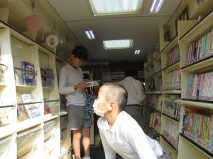 本を選ぶ児童