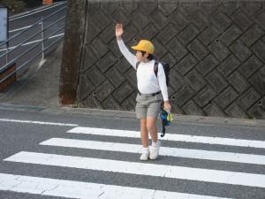横断歩道を渡る児童