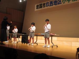 リコーダーを演奏する児童