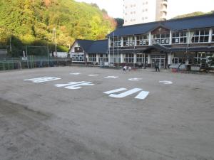 持久走の準備運動をする児童