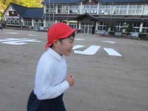 笑顔で走る4年生