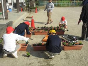 苗を植える児童