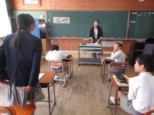 自己紹介する児童