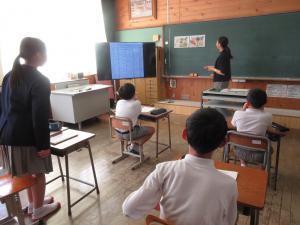 発表する6年生