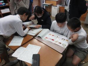 カタログを見つめる子ども達