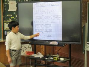 発表する児童