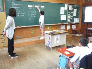 発表する児童