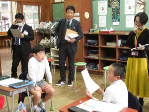 振り返りを交流し合う児童