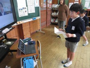 作文を読む児童