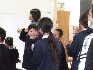 演奏を聴く4年生