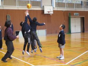 ドッジボールをする4年生
