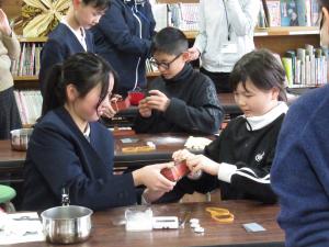 鋳型を合わせる児童