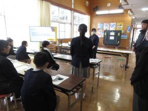 感想を発表する児童