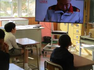 動画を見る児童