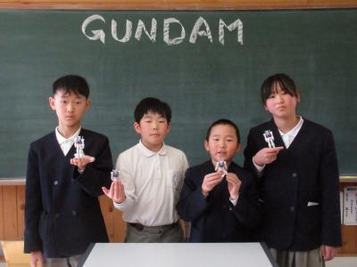 できあがりを見せる児童
