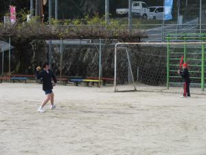 野球をする児童