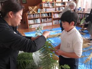 飾りをつける4年生