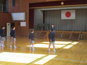 校長先生の話を聞く児童
