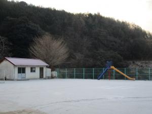 雪が降った運動場