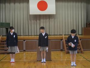 誓いを発表する児童