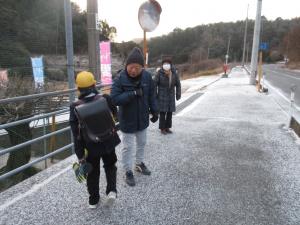 あいさつをする児童