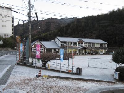 雪化粧した校舎