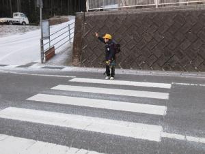 横断歩道を渡る児童