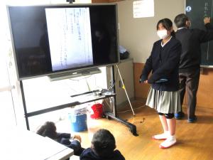 電子黒板で発表する6年生