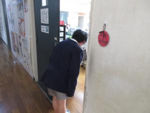 職員室に入る4年生