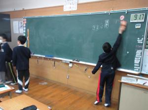 黒板の字を消す4年生