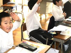 手を挙げる4年生