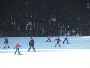 ゲレンデを滑る児童