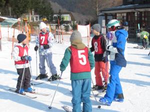 リフトに向かう児童