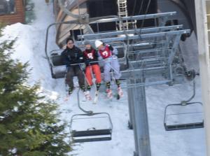 リフトに乗る5，6年生