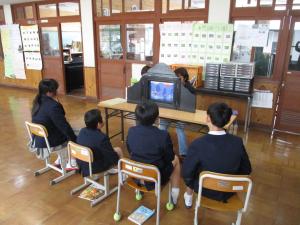 紙芝居を見る子ども達