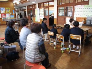 空飛ぶ鉄板のお話を聞く子ども達