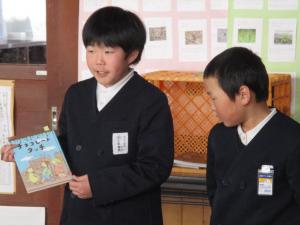 本紹介をする4年生