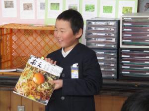 本紹介をする4年生