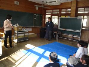 絵付けの説明を聞く児童