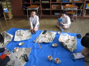 下絵を考える児童