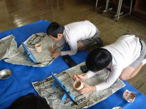 下書きを刷る児童