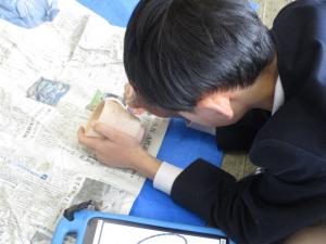 下書きを刷る児童