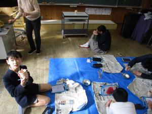 絵付けする児童